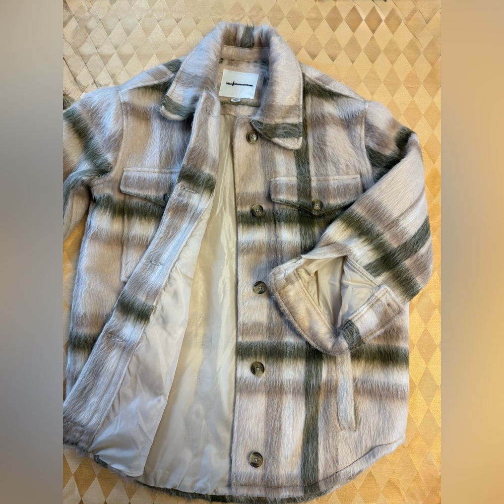 Woman’s oversized fuzzy plaid shirt jacket size Small - Picture 4 of 8